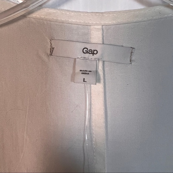 GAP Ruffle Top. 100% Viscose. Size Large. Sleeveless. Small ink spot - Picture 3 of 6